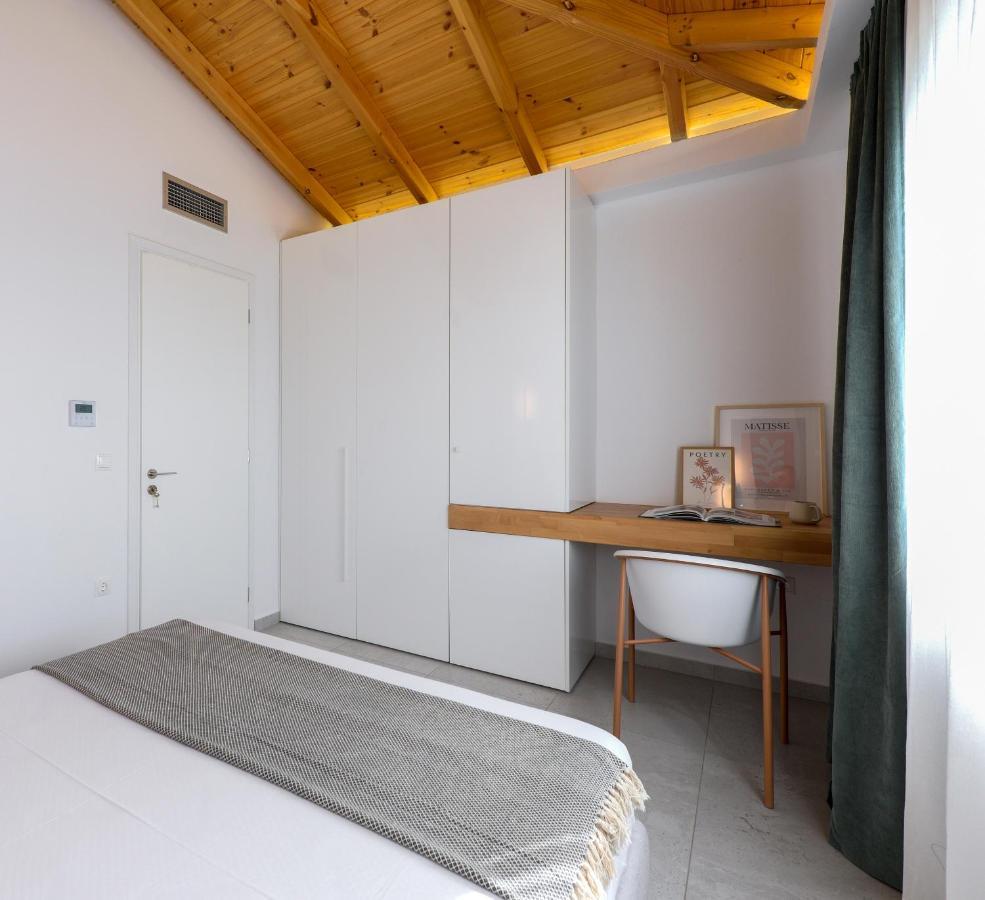 Lithos Retreat 2 Apartment Каламата Екстериор снимка