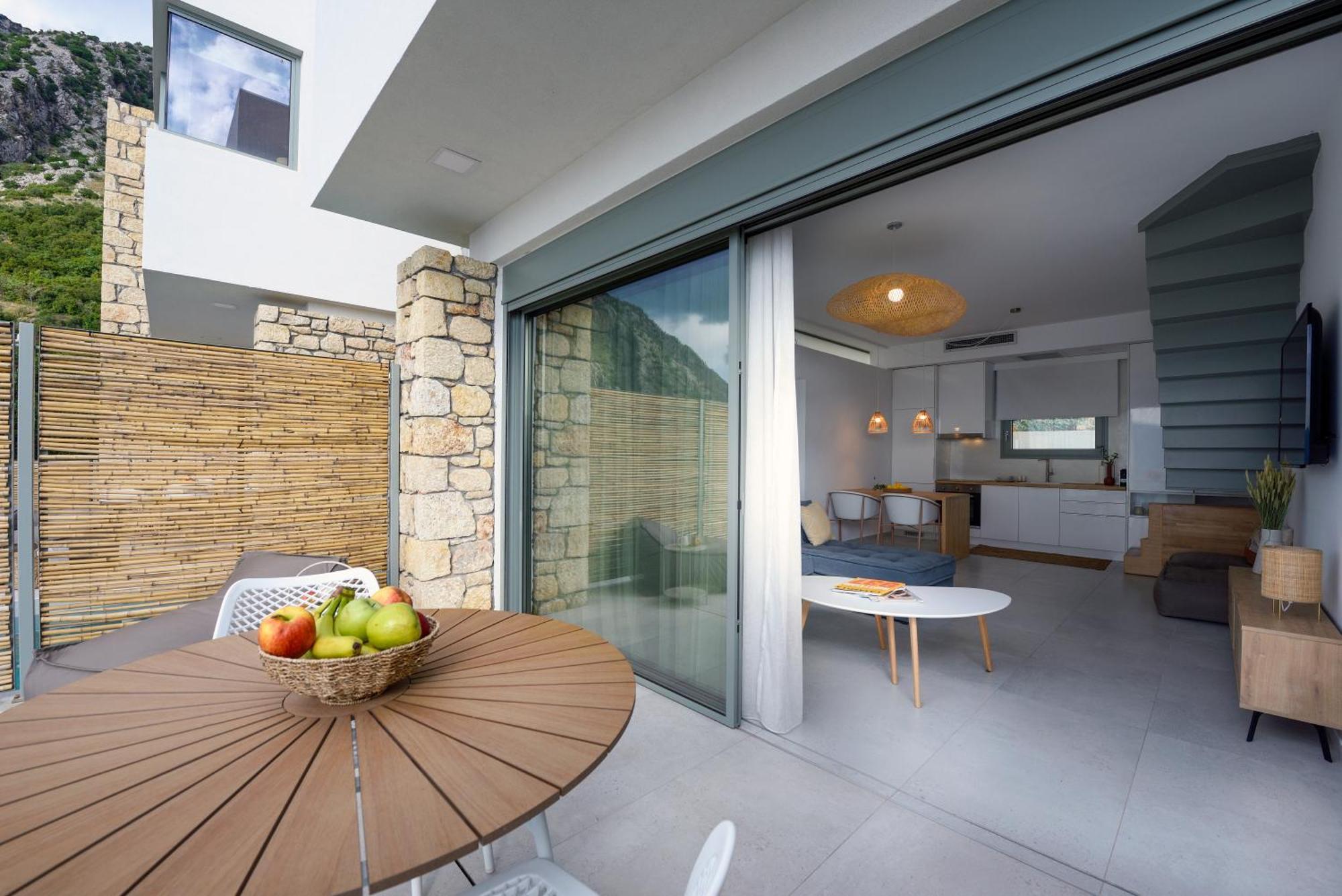 Lithos Retreat 2 Apartment Каламата Екстериор снимка